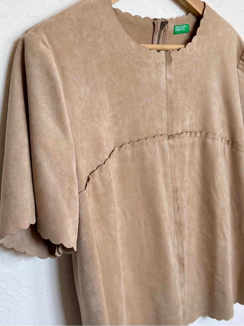 United Colors of Benetton Faux Suede Scalloped Edge Beige Top Blouse Women’s Med